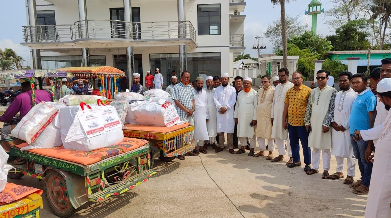 কুয়াকাটা পৌর যুবদলের সভাপতির উদ্যোগে ৪ হাজার শাড়ী বিতরণ